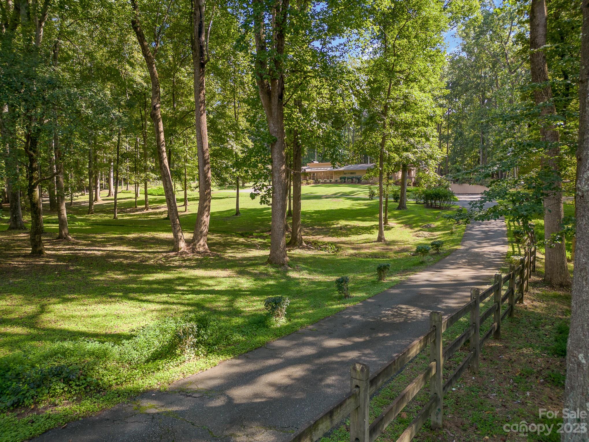 Beautiful, unique property entrance. - 2756 Peachtree Road, Statesville