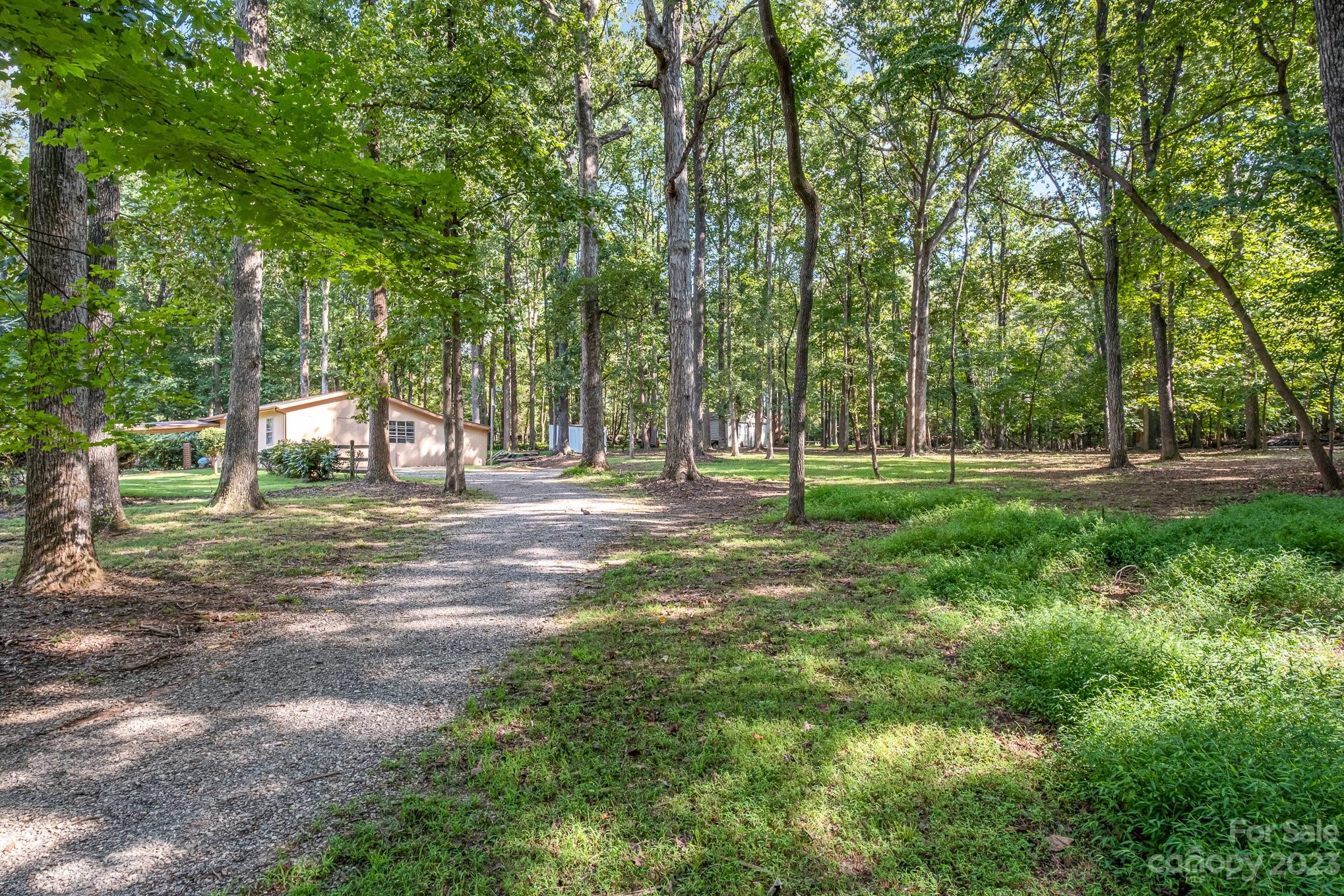 Drive leading to back property. - 2756 Peachtree Road, Statesville