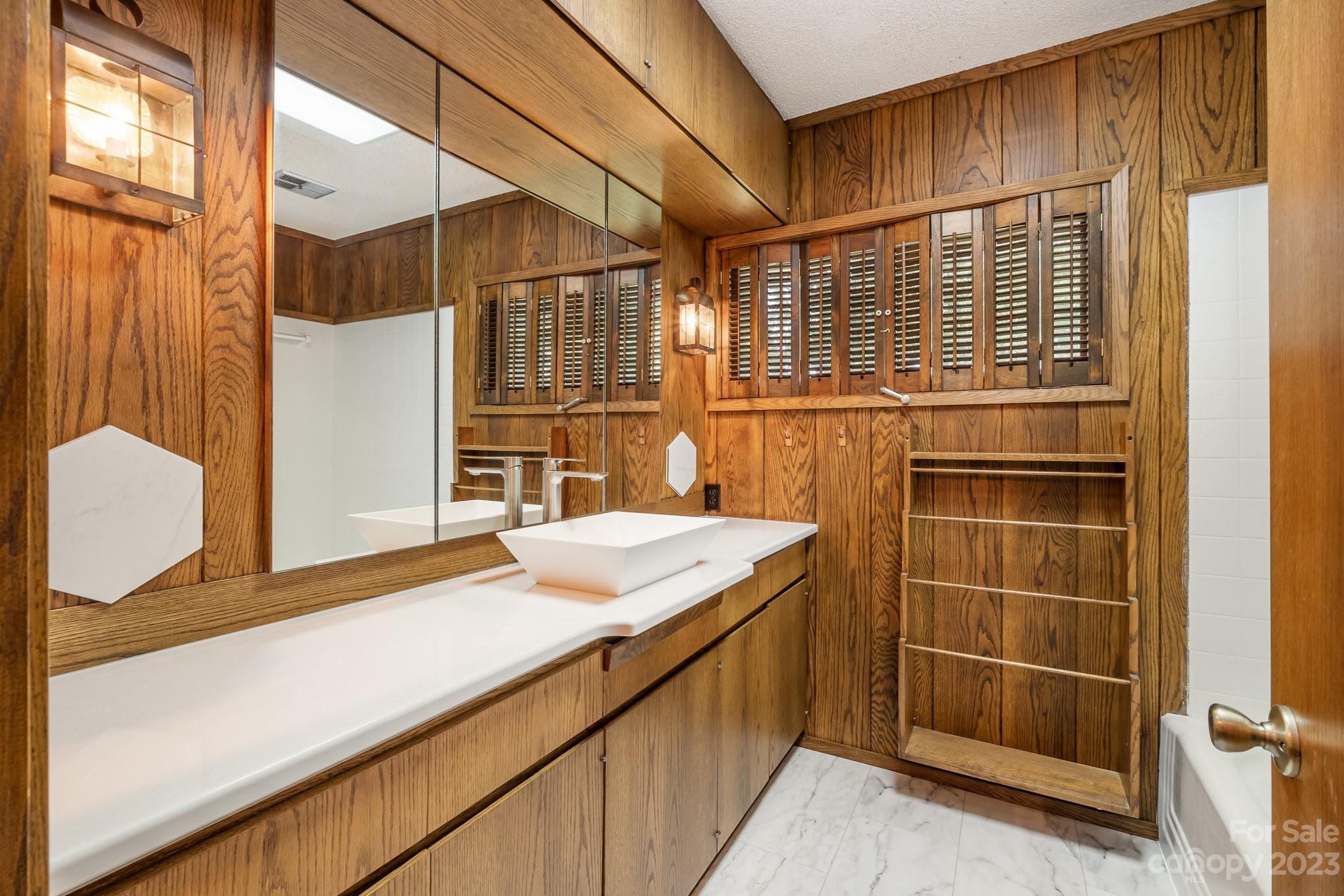 Hall full bath - 2756 Peachtree Road, Statesville