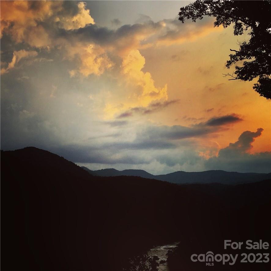 Relax at the neighborhood River Lodge and take in the stunning sunsets! - 677 White Water Way, Marshall
