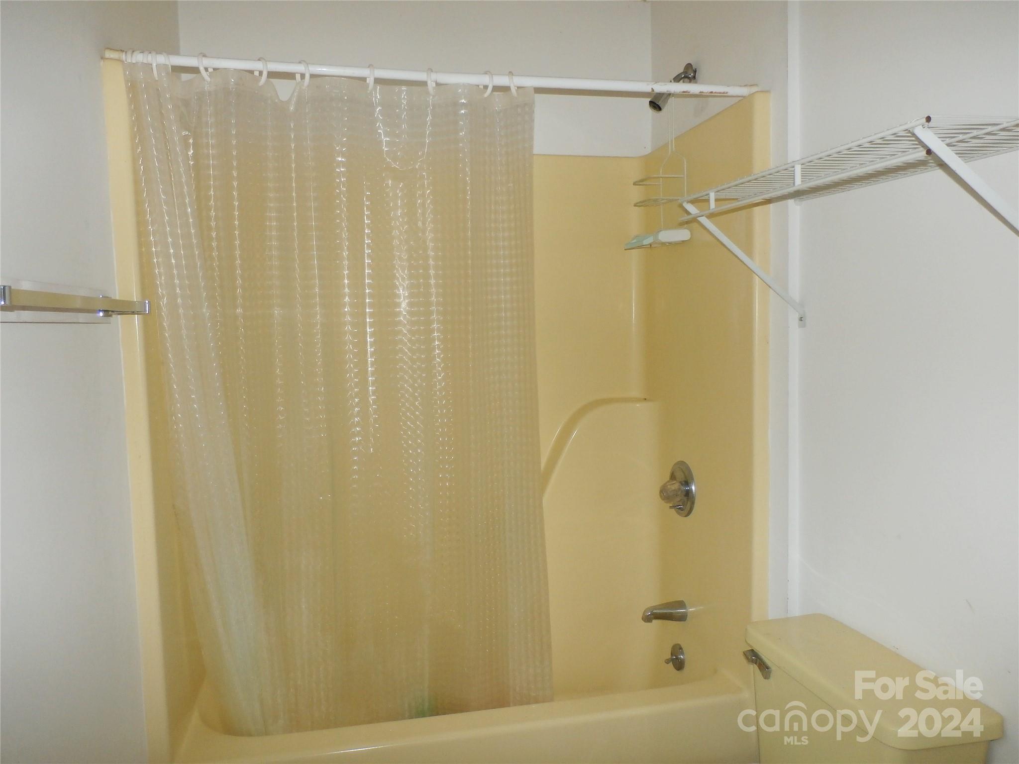 upper level bathroom - 288 Firetower Road, Spruce Pine