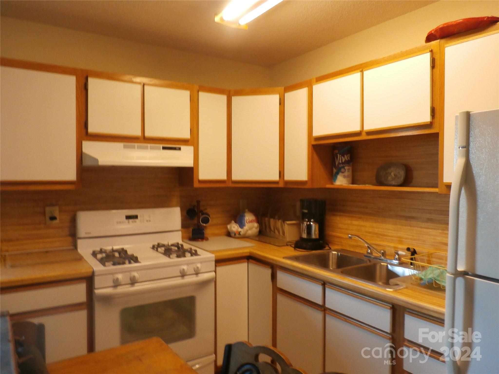 apartment kitchen - 288 Firetower Road, Spruce Pine