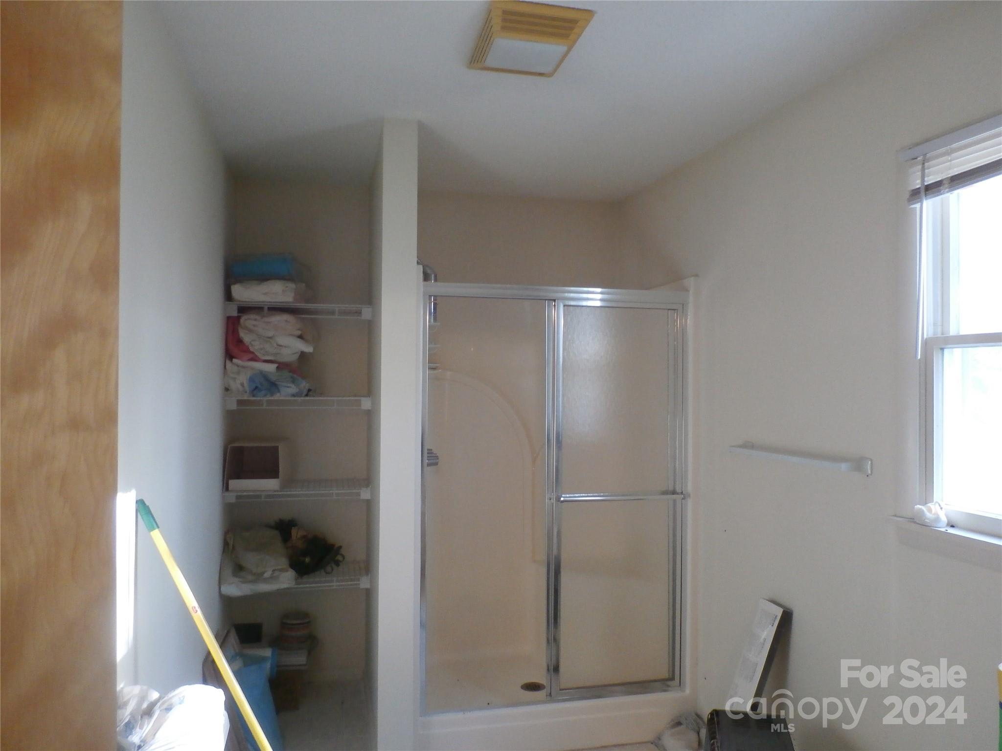 apartment bath - 288 Firetower Road, Spruce Pine