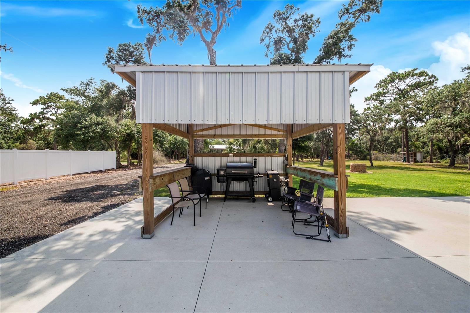 Barbecue Hut - 12510 LAKE HATCHINEHA RD, HAINES CITY