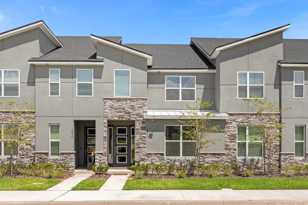 1676 TROPICAL PALMS CIR