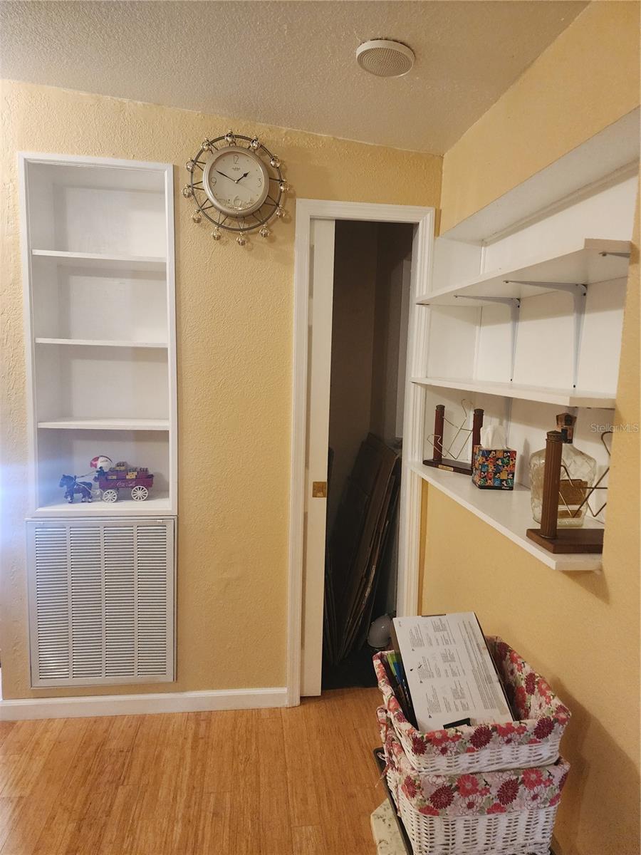 SIDE ENTRY FOYER WITH STORAGE AND HIDDEN CLOSET - 14902 ARRENA RD, WINTER GARDEN