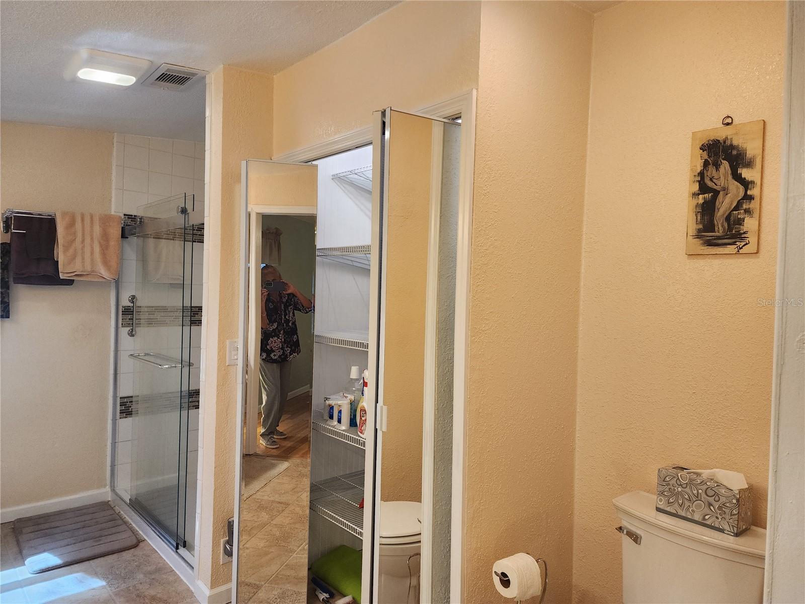 MASTER BATH WITH MIRRORED LINEN CLOSET - 14902 ARRENA RD, WINTER GARDEN