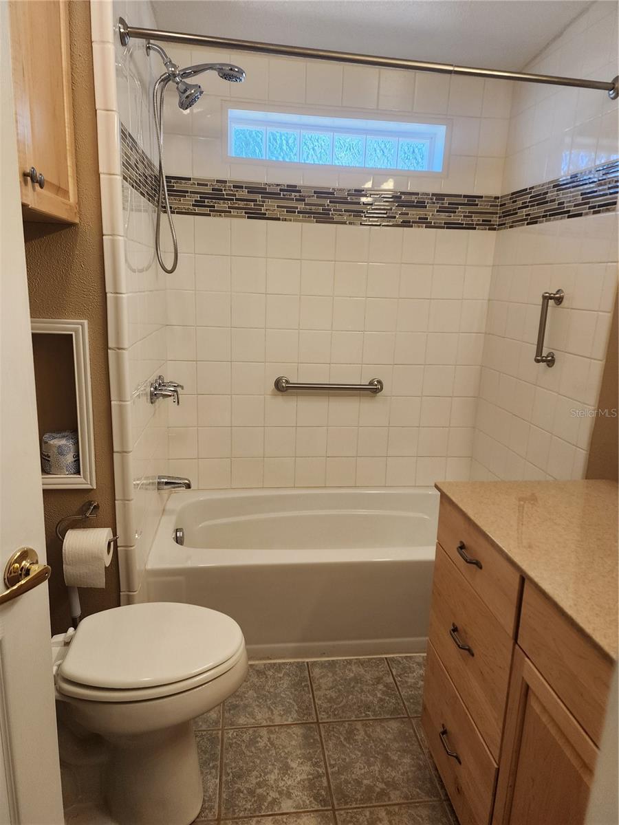 GUEST BATH ON THE 3 BEDROOM SIDE - 14902 ARRENA RD, WINTER GARDEN