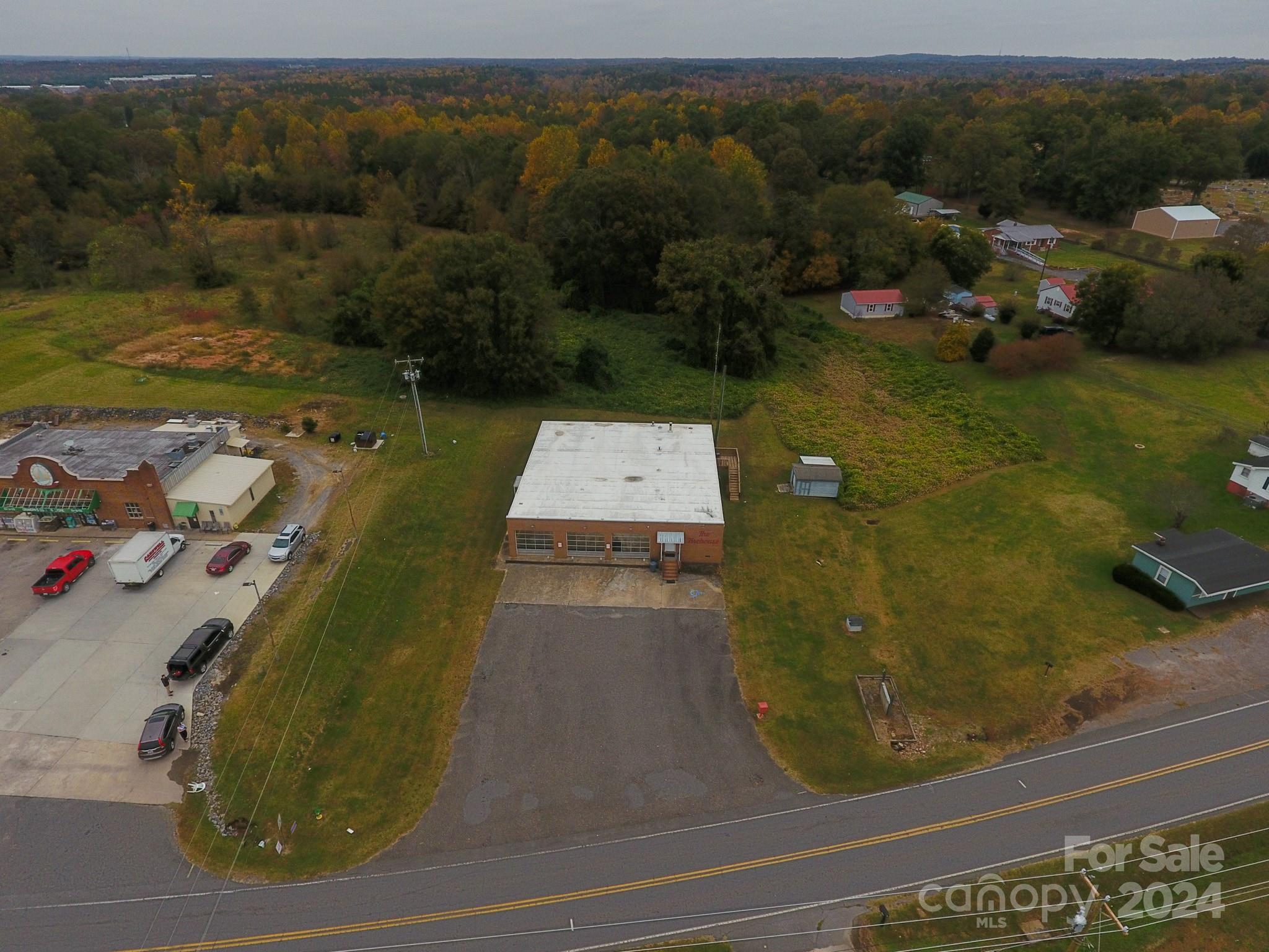 Single Family Residence at 907 Bethlehem Road, Kings Mountain, photo 7 of 54