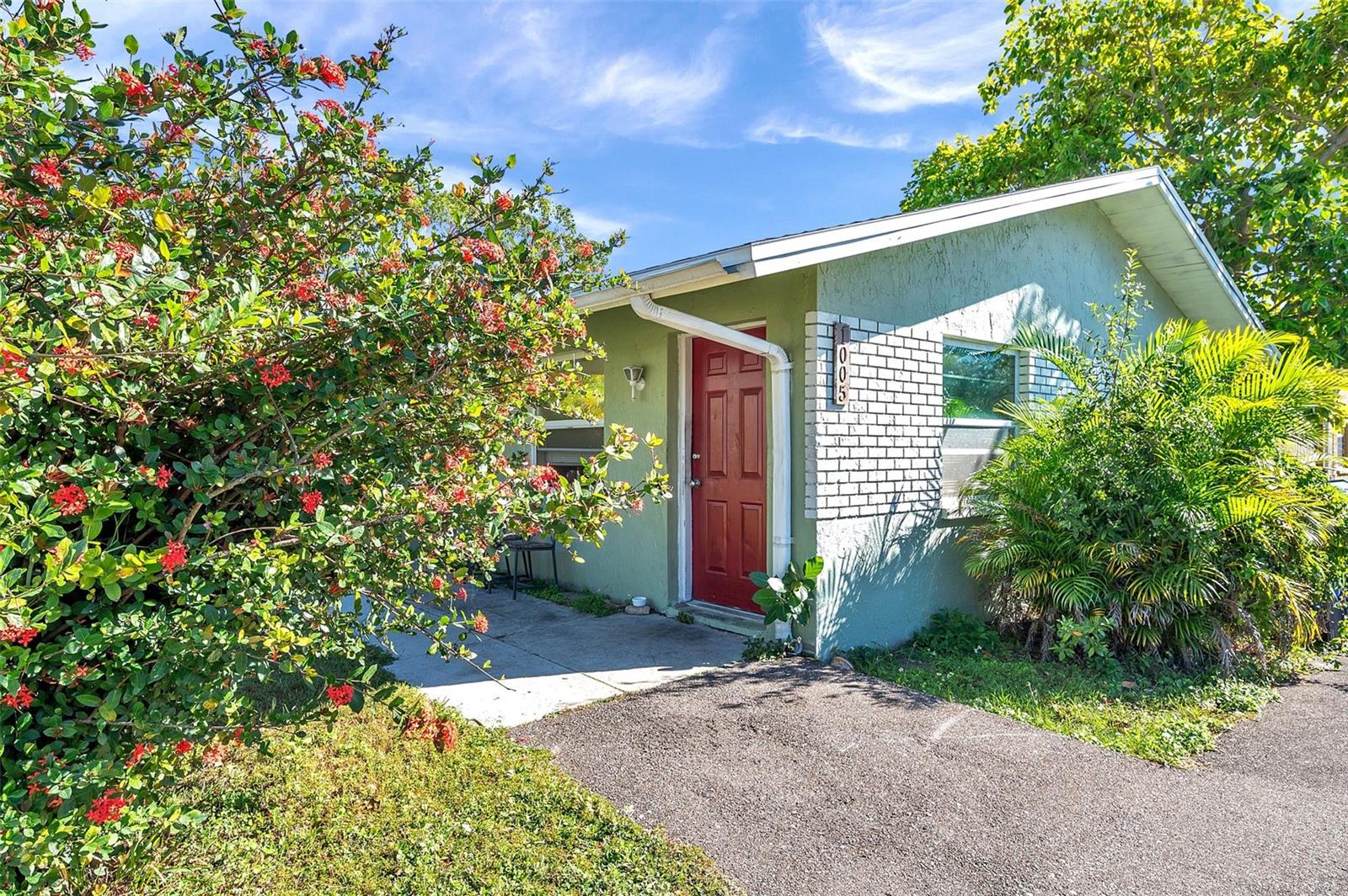 1005 LAKE PALMS DR