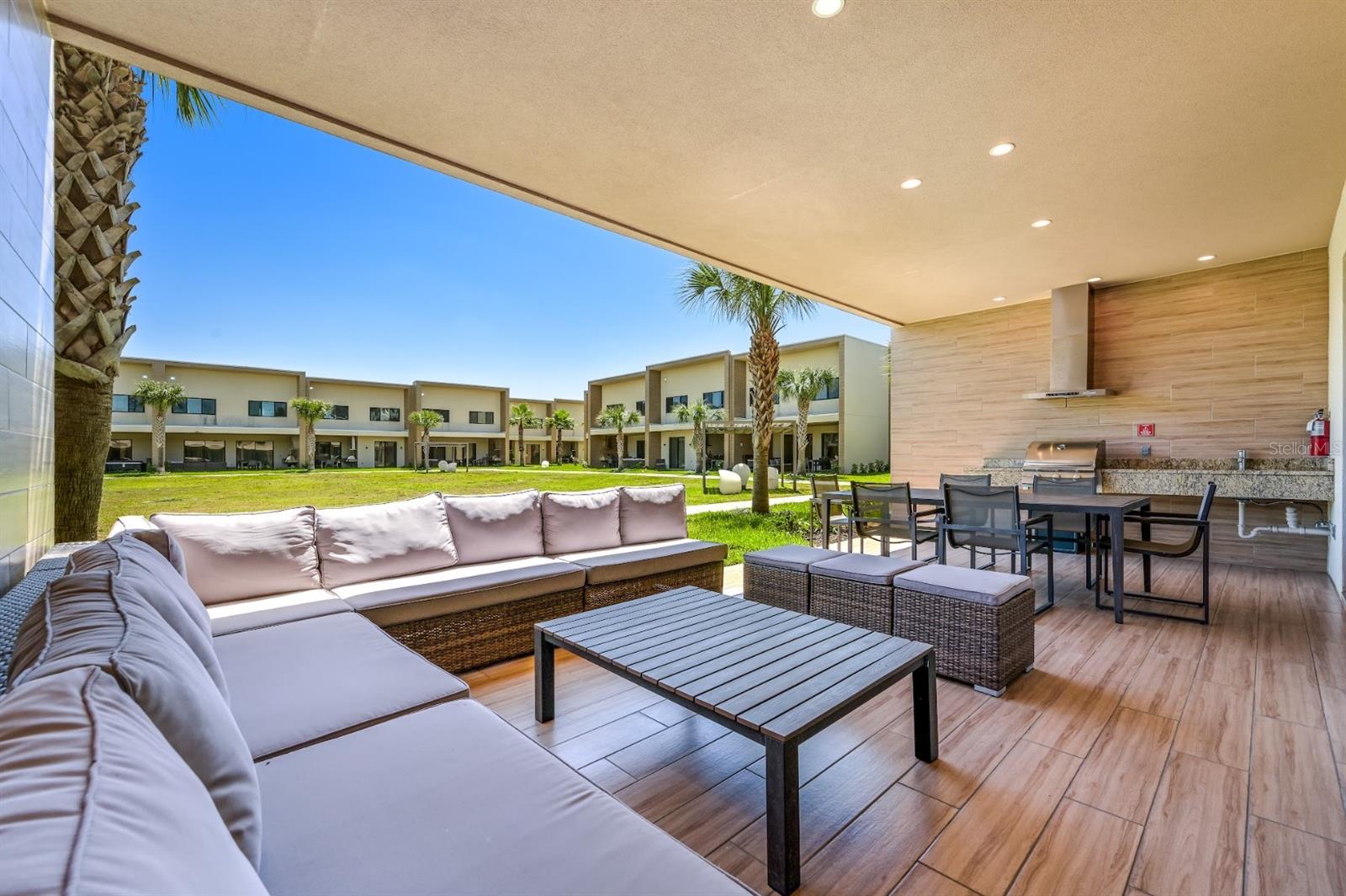 Luxary Patio Dining with Ample Seating - 7482 BROOKLYN DR, KISSIMMEE