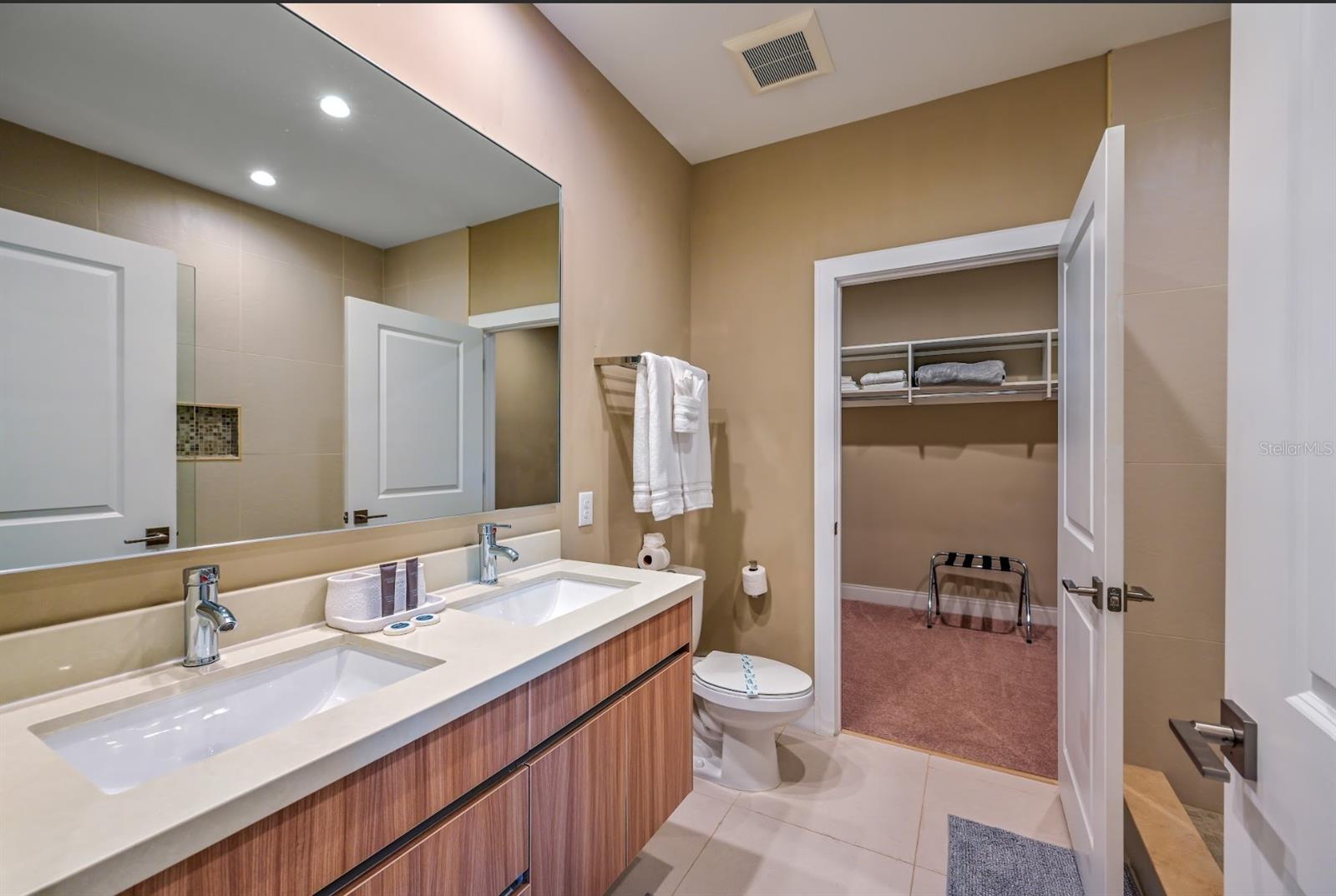 Primary Bath - Dual Sinks with View of walk in Closet - 7482 BROOKLYN DR, KISSIMMEE