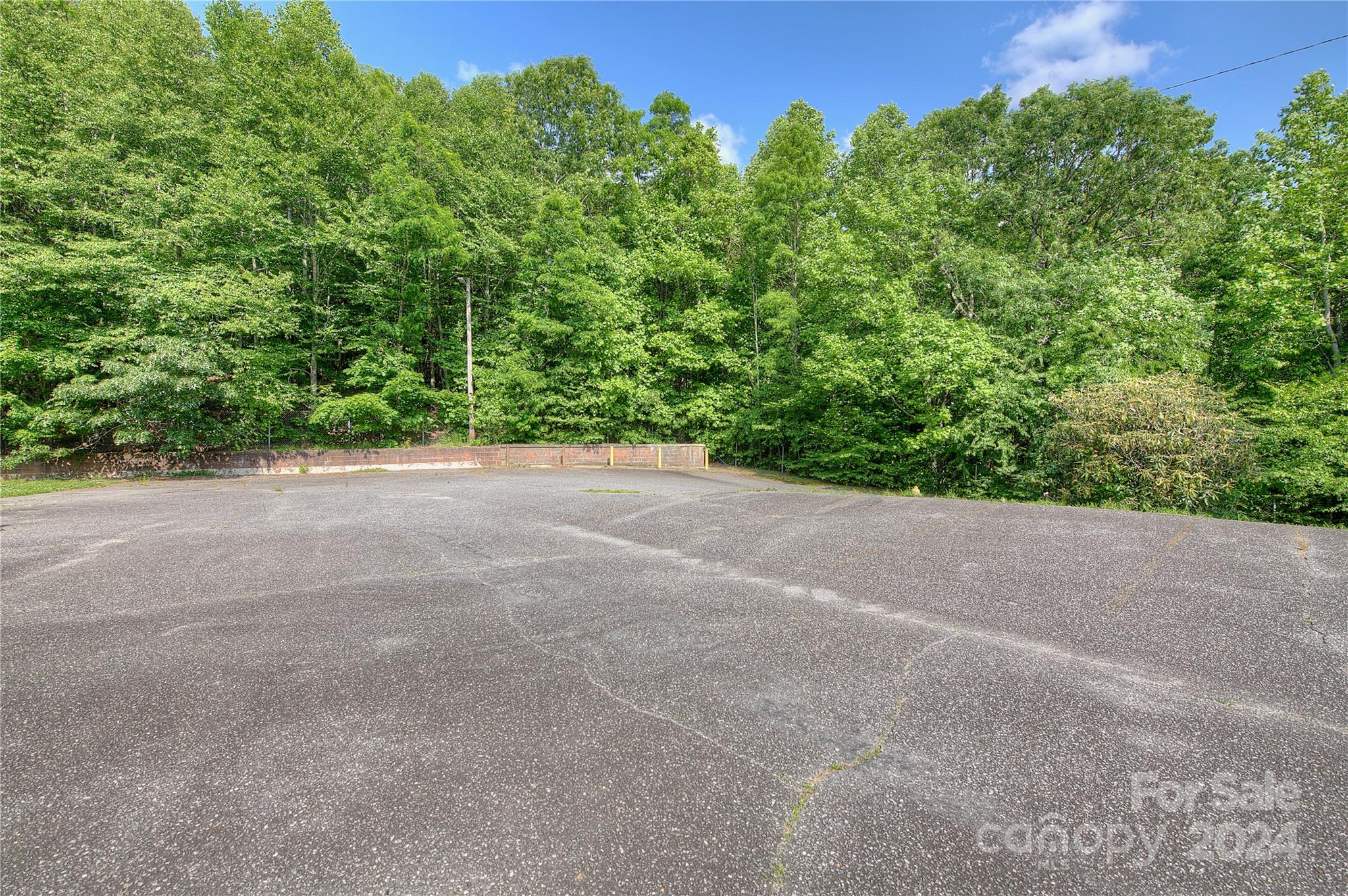 Front Parking - 350 Henredon Road, Spruce Pine