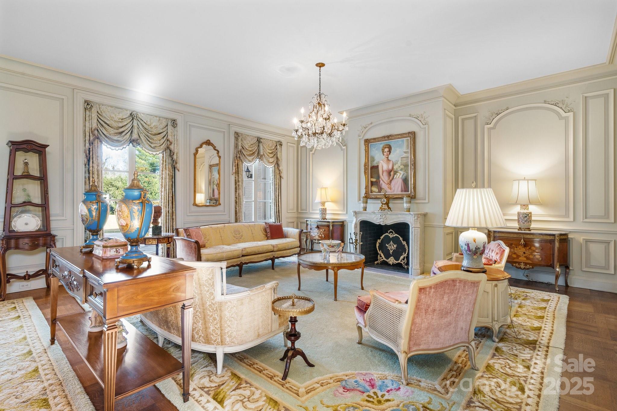 Large Living/Entertaining Area w/HW Flrs & Large Windows - 135 Claron Place SE, Lenoir