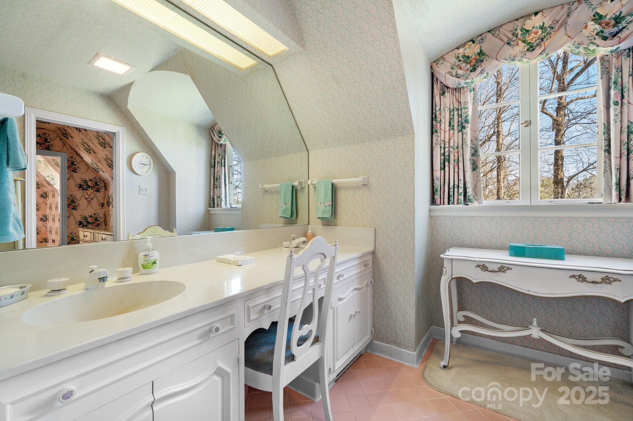 Upstairs Primary Bath - 135 Claron Place SE, Lenoir
