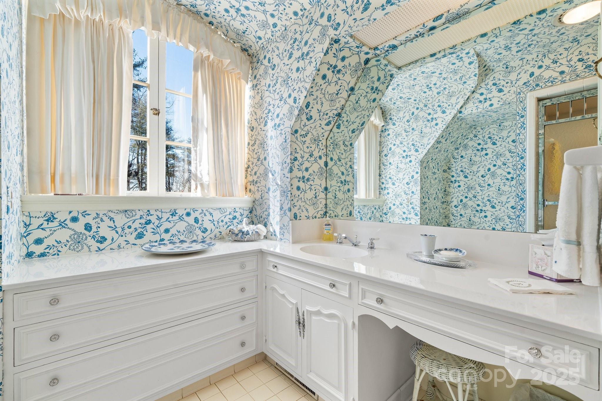 3rd Upstairs Primary Bath - 135 Claron Place SE, Lenoir