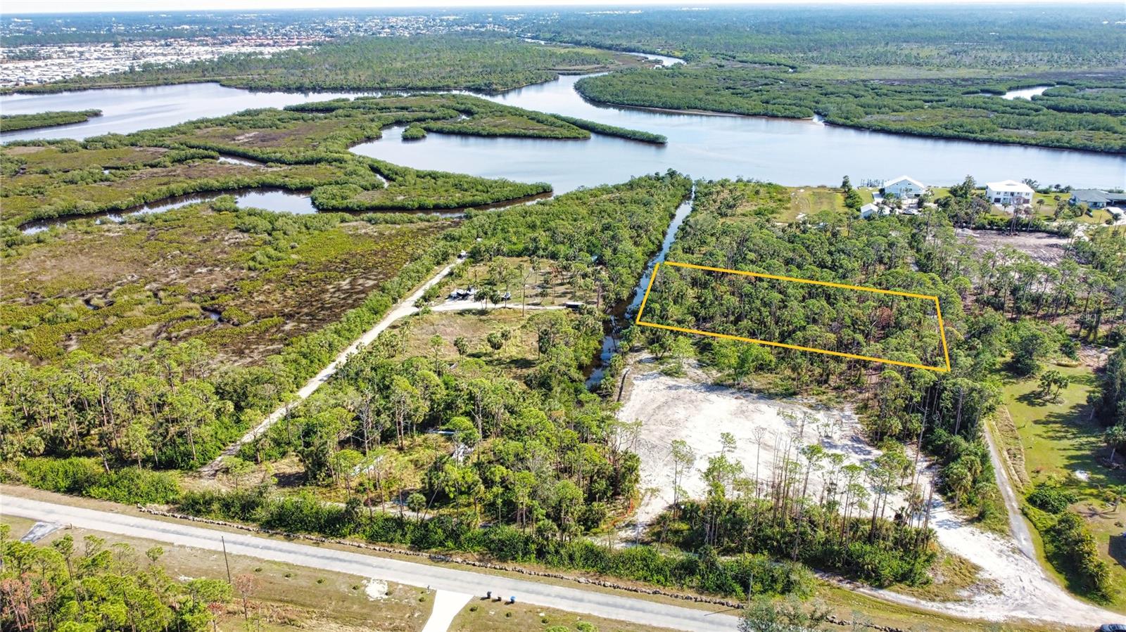 Direct access to Myakka River - 9051 CALOOSA DR, VENICE