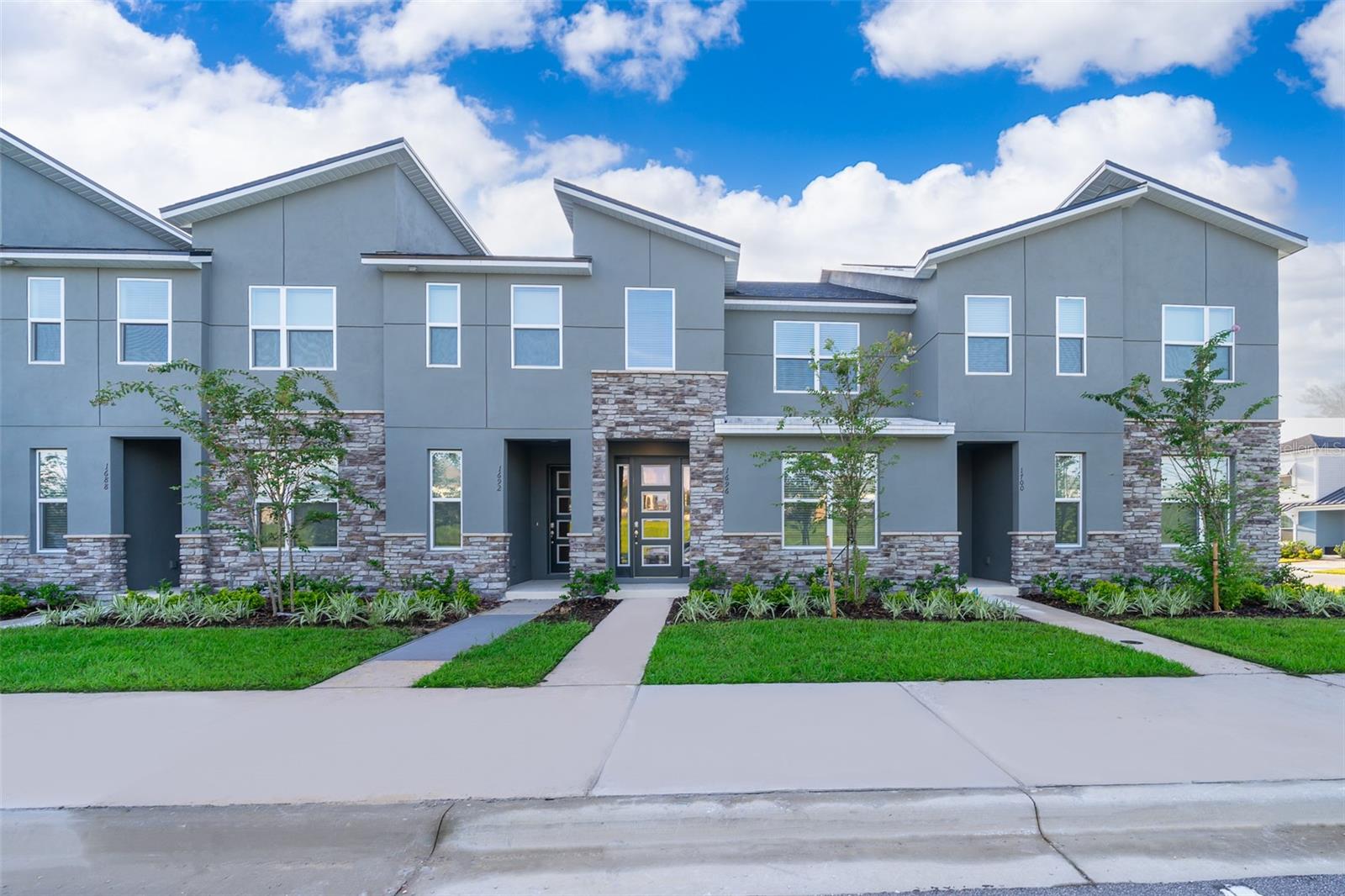 1696 TROPICAL PALMS CIR