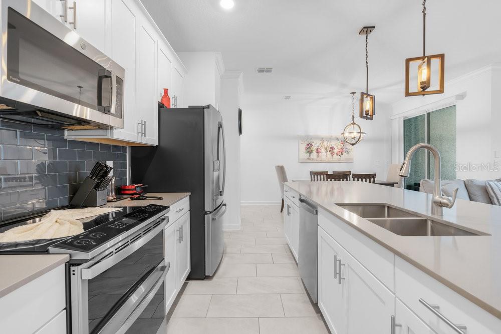 Gourmet Kitchen - 1148 KINGSBARN ST, DAVENPORT