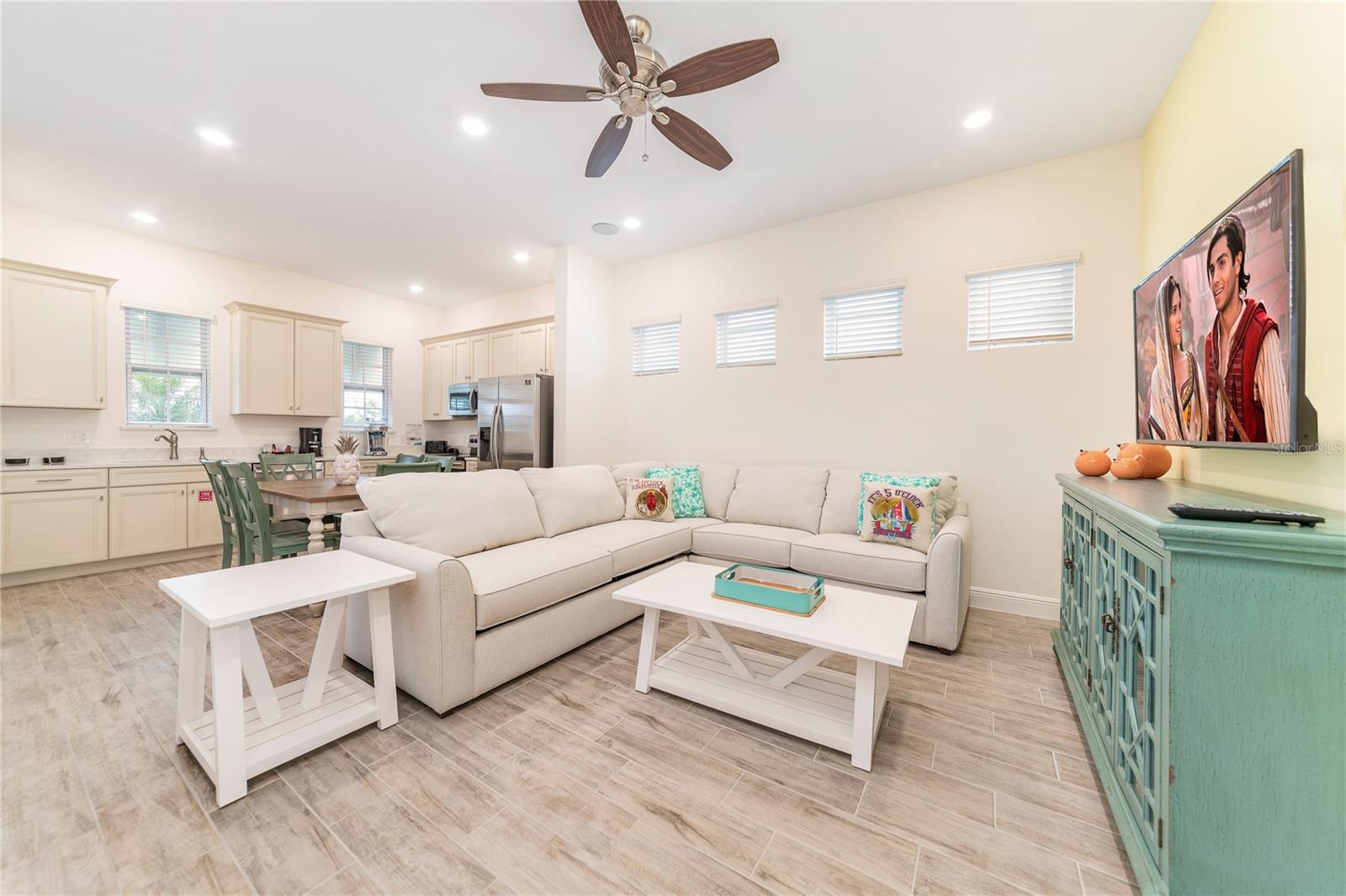 Open layout connecting kitchen and living space ideal for entertaining near Disney in Orlando - 2988 SALTED RIM RD, KISSIMMEE