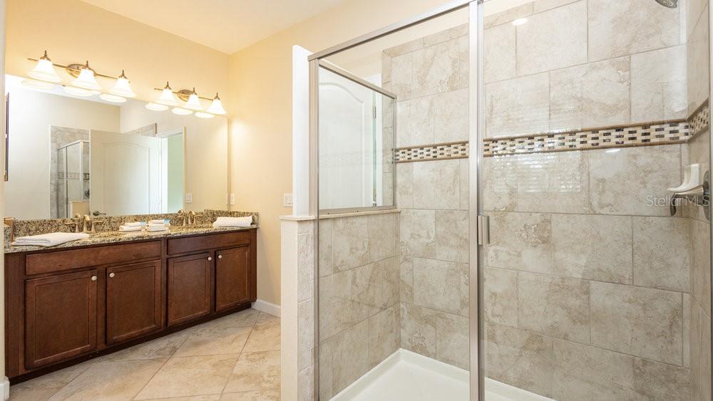 Lower Primary Bath - 1450 ROLLING FAIRWAY DR, DAVENPORT