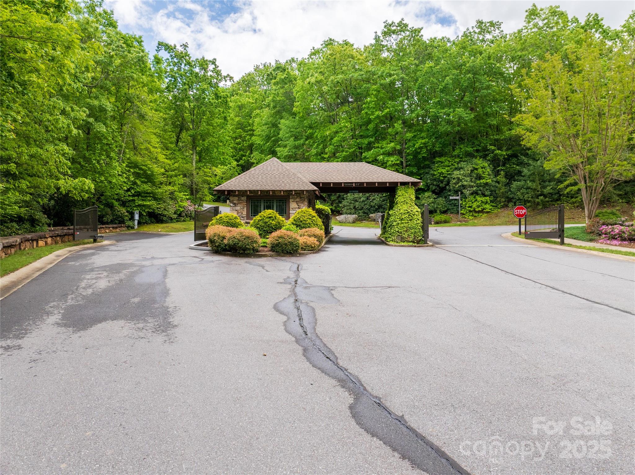 Gated community with club house - 52 Settings Boulevard, Black Mountain