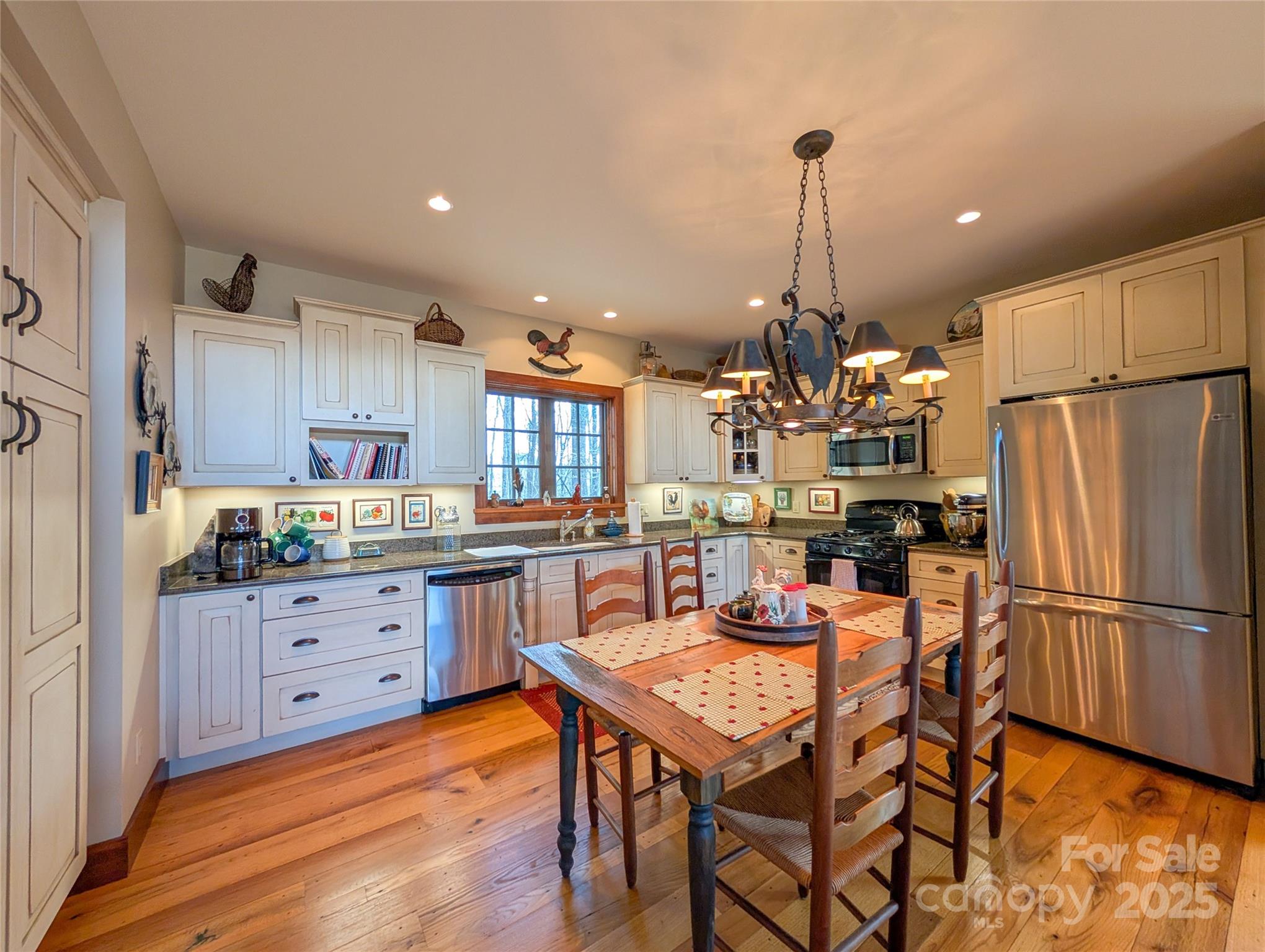 Single Family Residence at 72 Pilgrims Lane, Burnsville, photo 25 of 48