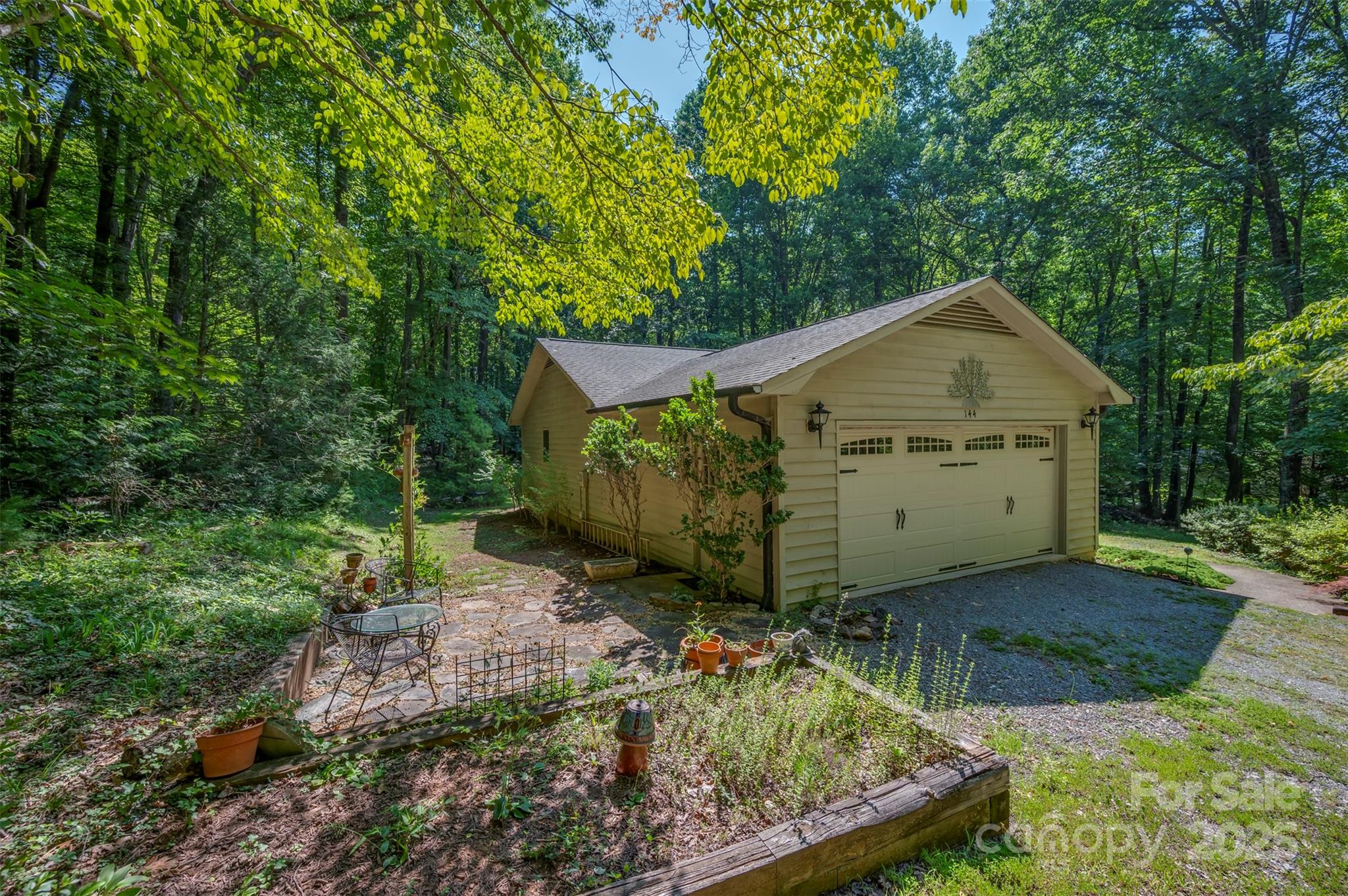 Single Family Residence at 144 Beechwood Drive, Columbus, photo 2 of 30