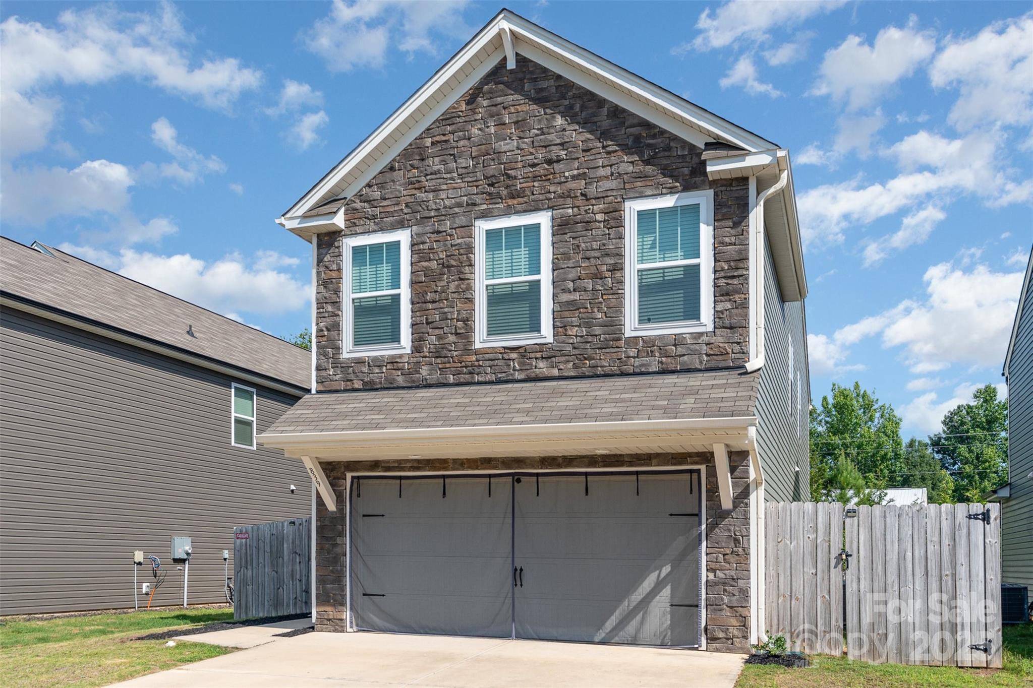 Single Family Residence at 839 Foxglove Lane, York, photo 4 of 30