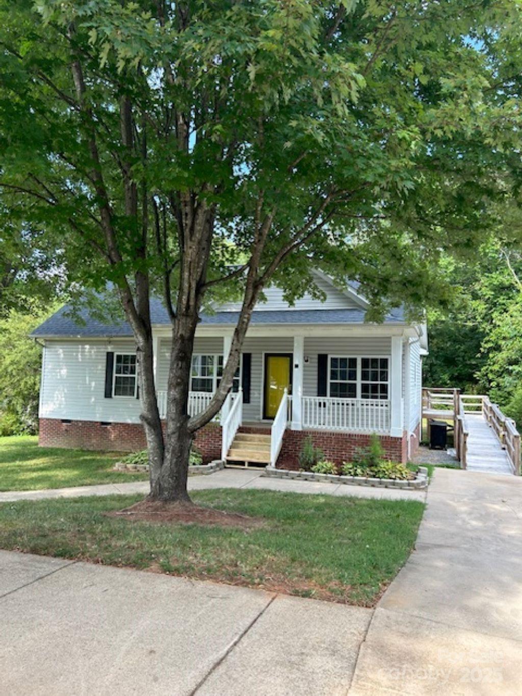 Single Family Residence at 13 Cascade Street, Mooresville, photo 2 of 11