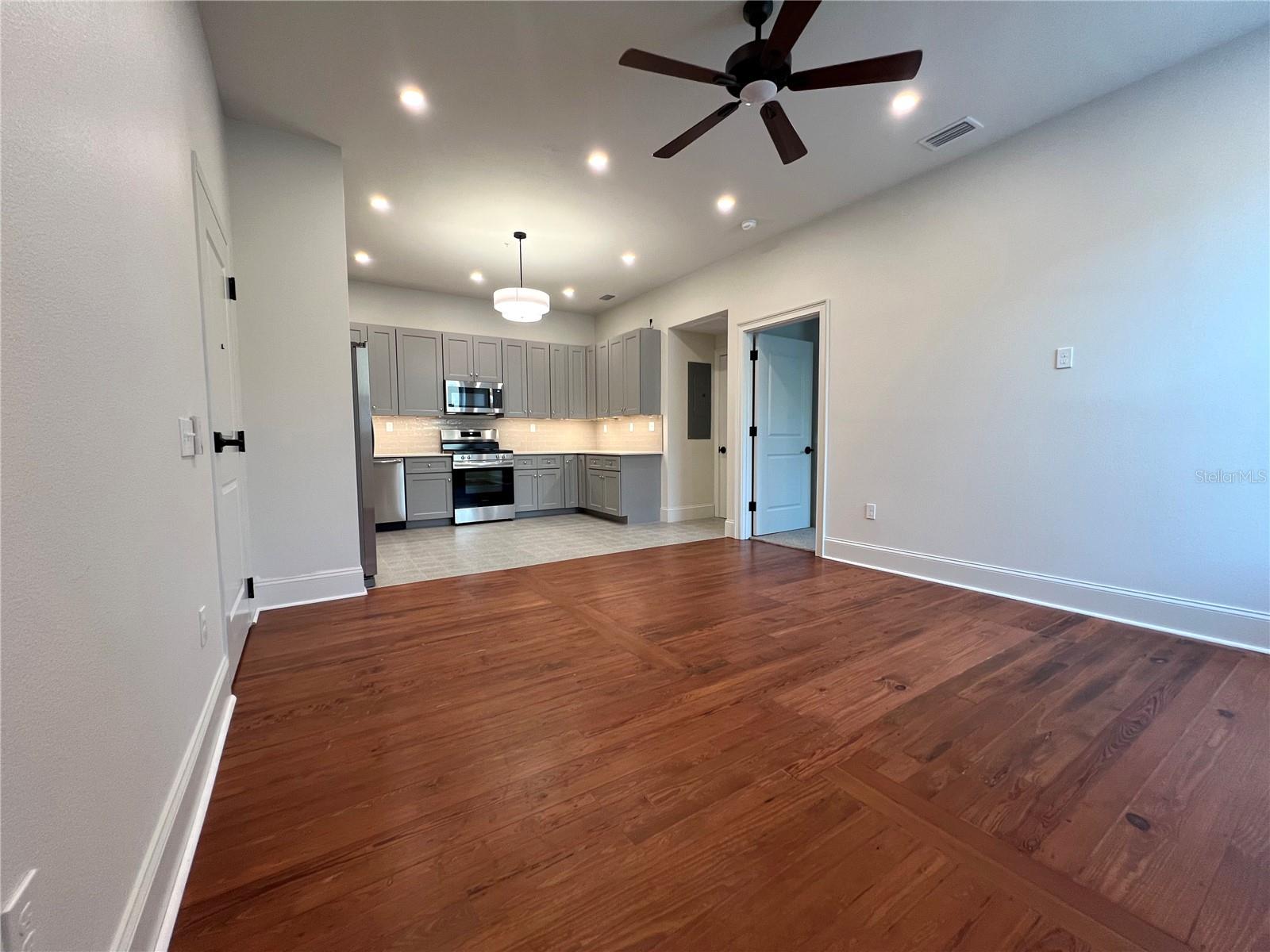 Unit 203 - 244 E PARK AVE, LAKE WALES