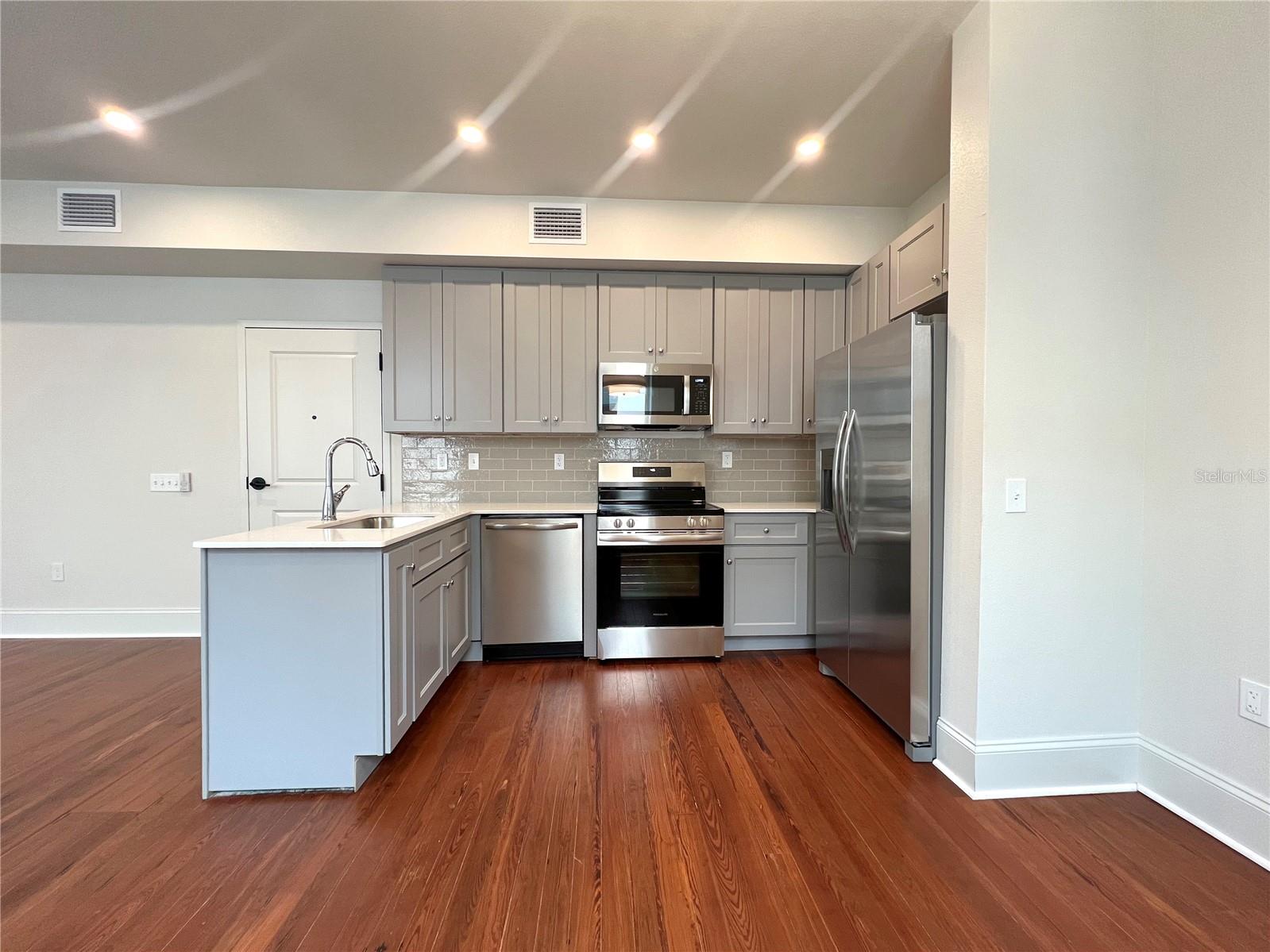 Unit 204 Kitchen - 244 E PARK AVE, LAKE WALES