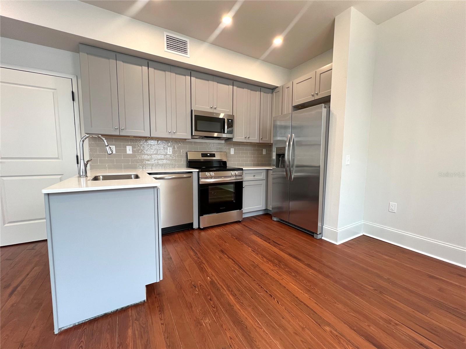 Unit 204 - 244 E PARK AVE, LAKE WALES