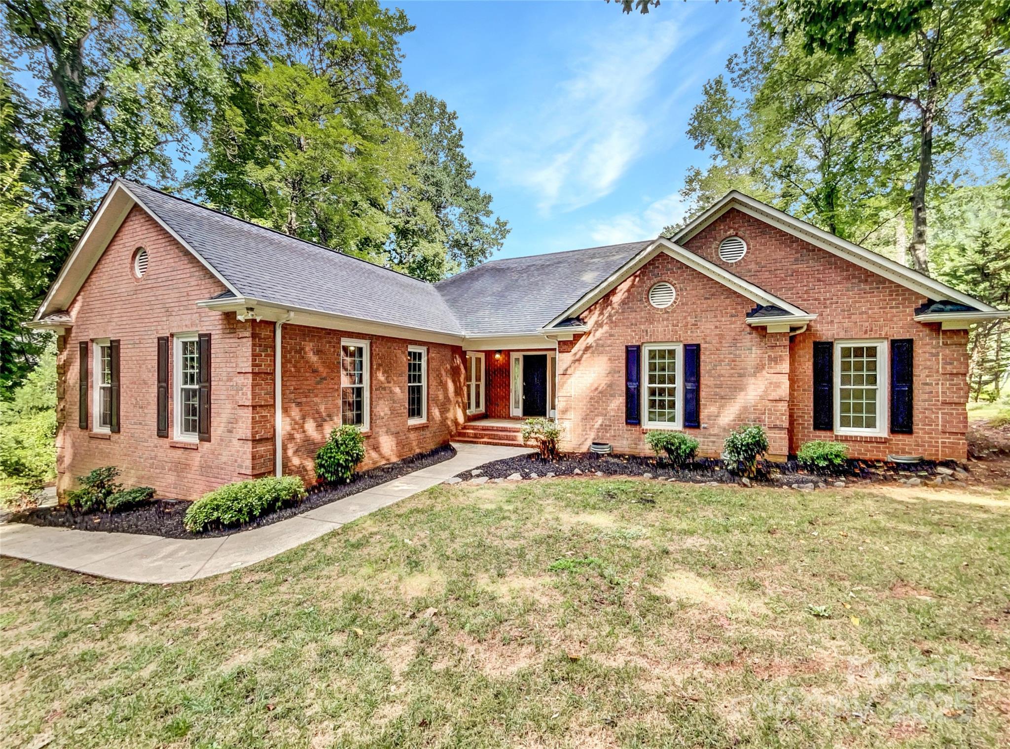 Single Family Residence at 8117 Shannon Woods Lane, Matthews, photo 3 of 26