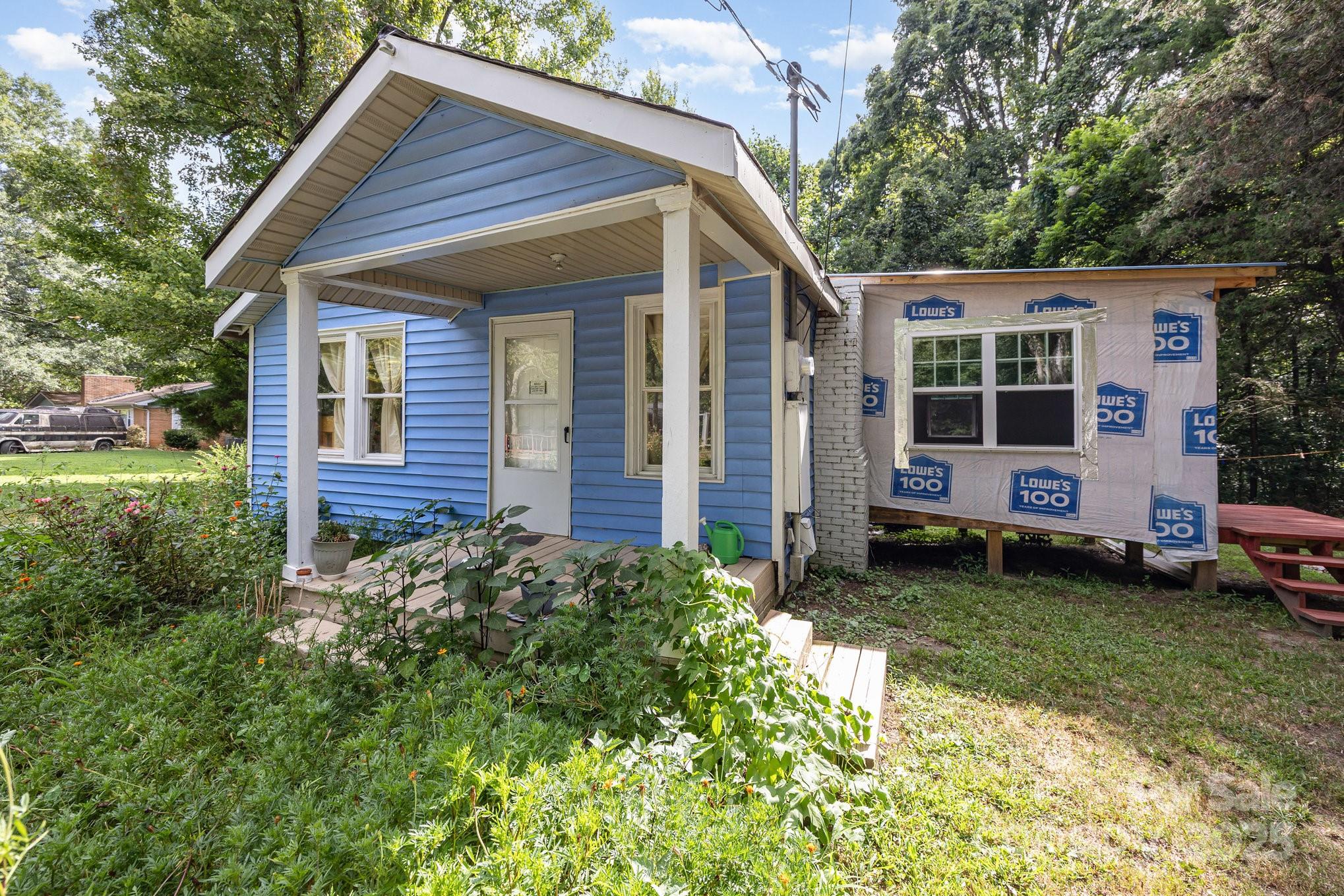 Single Family Residence at 1110 Wall Street, Statesville, photo 2 of 22