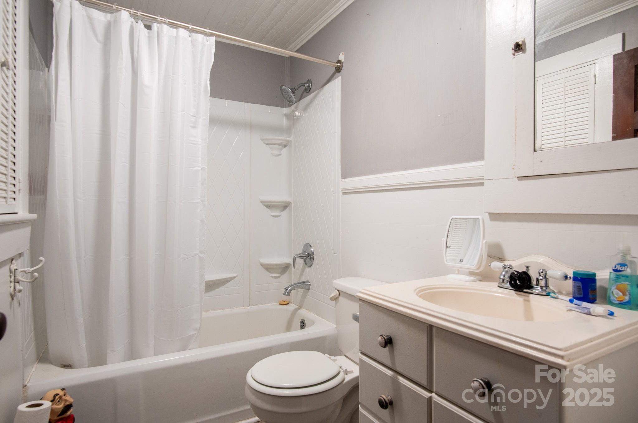Bathroom - Fulton - 605 N Piedmont Avenue, Kings Mountain