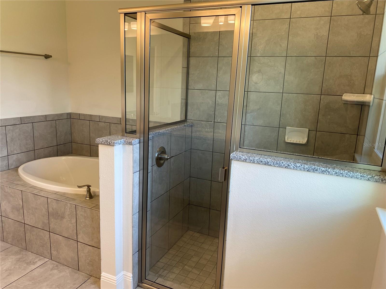 Primary shower - 2139 GASCOM ST, NORTH PORT