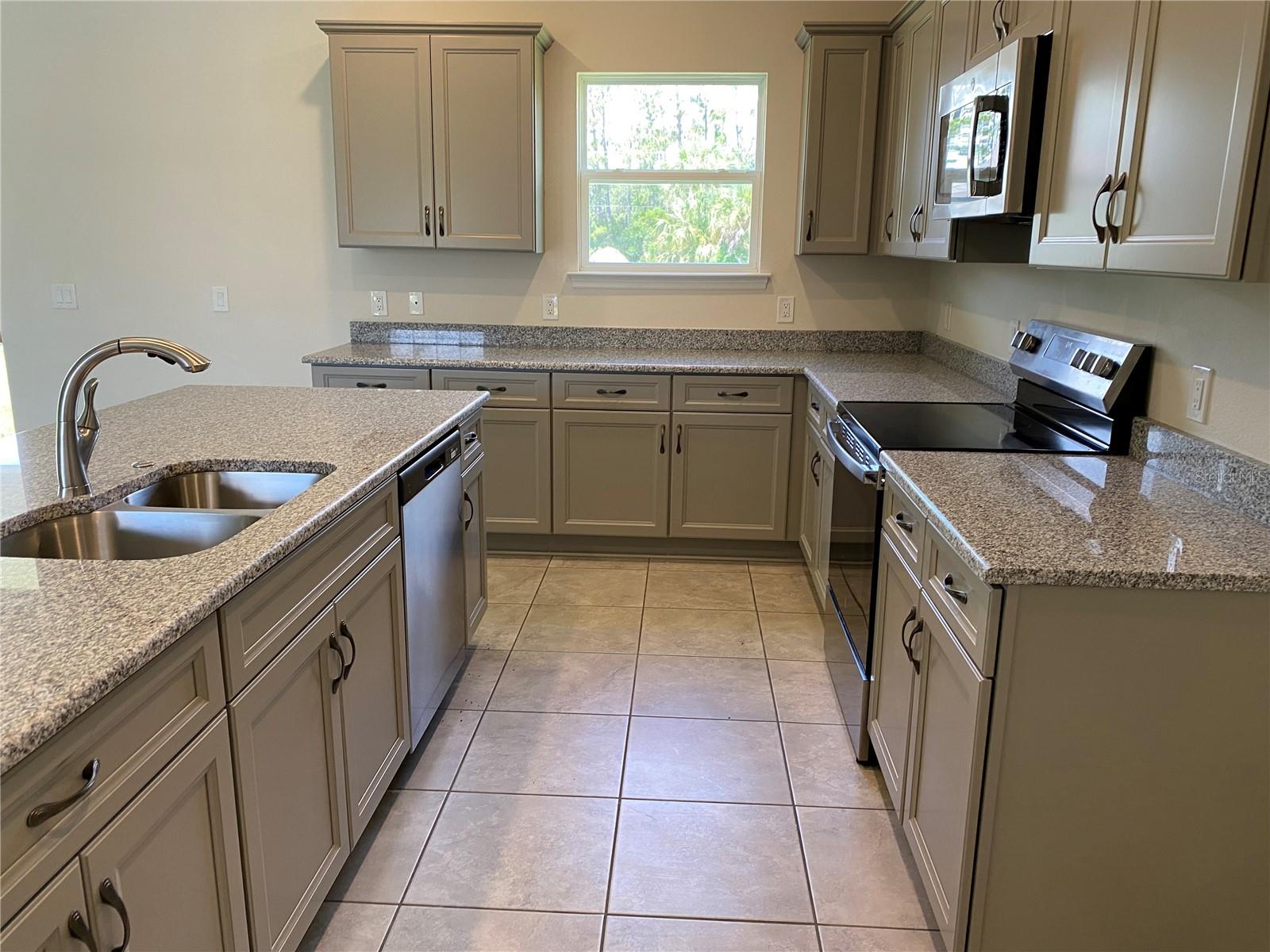 Kitchen - 2139 GASCOM ST, NORTH PORT