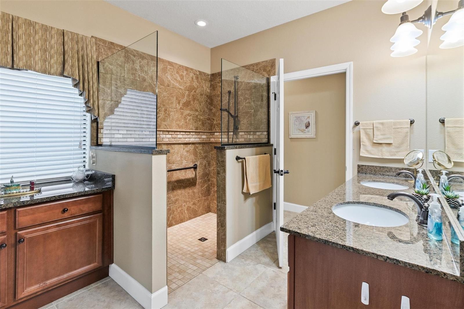 Master - 507 CADIZ DR, DAVENPORT