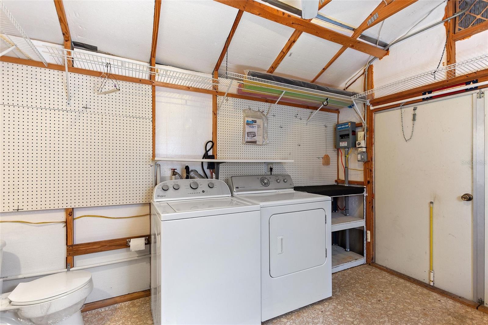 Washer/Dryer Lots of storage - 1144 DEER CREEK BLVD, DAVENPORT