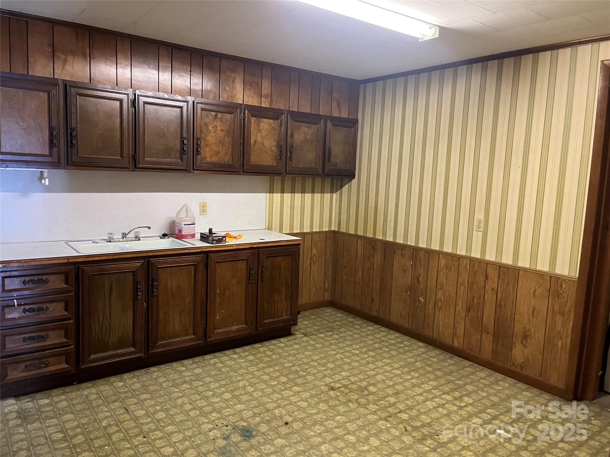 Warehouse/Office at 1602 Harper Avenue SW, Lenoir, photo 2 of 8