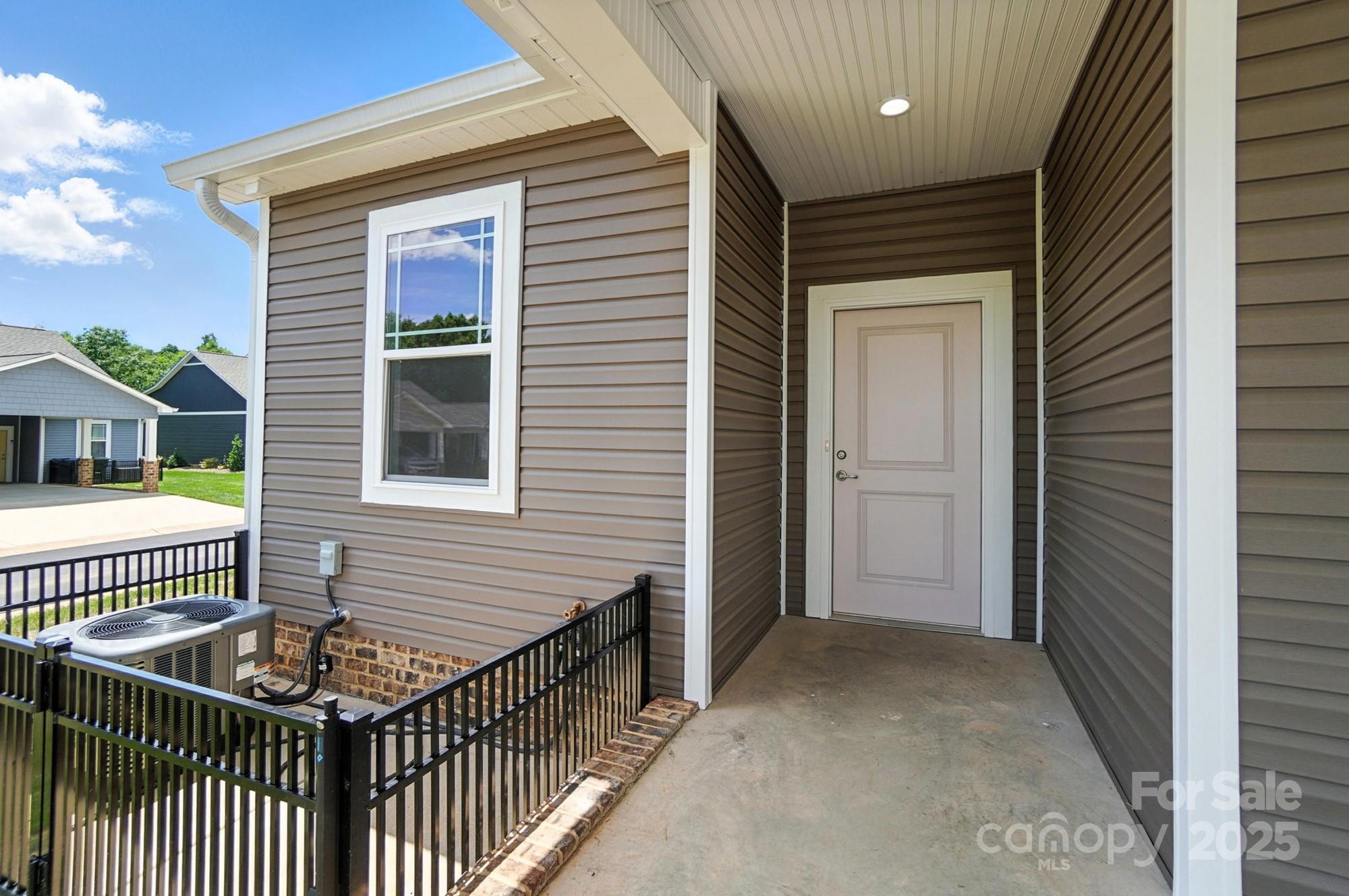 Townhouse at 1530 29th Street SE, Hickory, photo 4 of 37