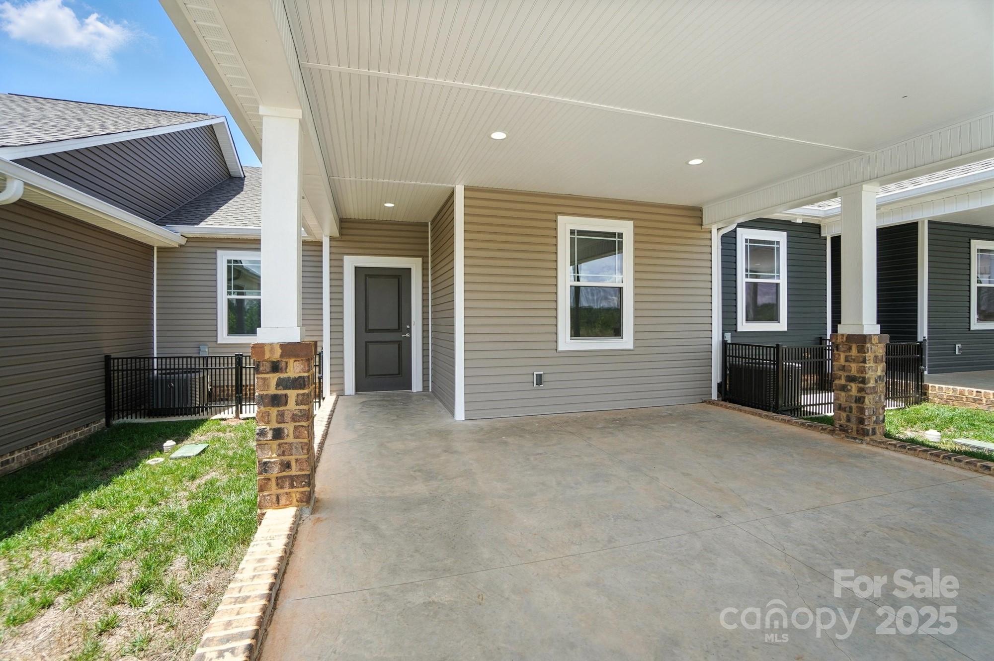 Townhouse at 1524 29th Street SE, Hickory, photo 4 of 41