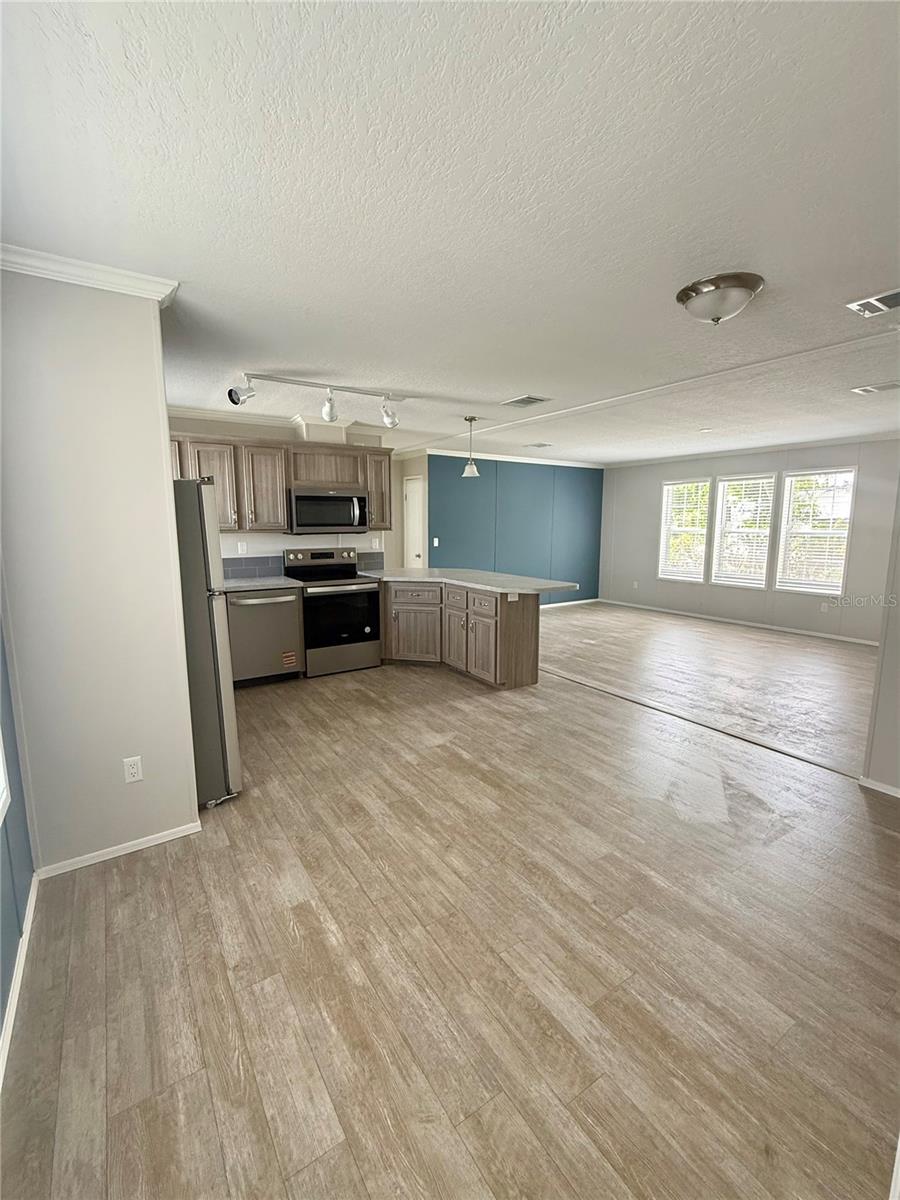 Manufactured Home at 37743 GEIGER RD, ZEPHYRHILLS, photo 6 of 21