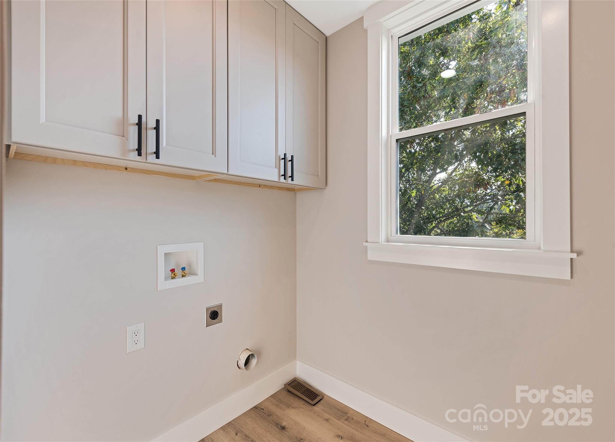 Main Floor Laundry - 148 Amblers Knoll Road, Weaverville