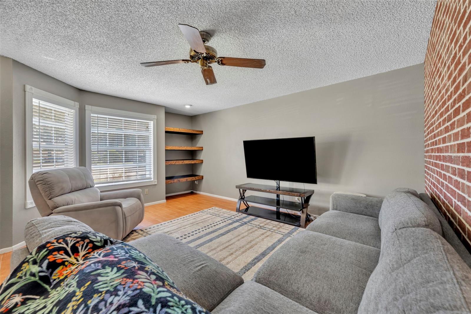 Light and bright with plenty of shelving for all your prized mementos - 2810 CORNERSTONE CT, APOPKA