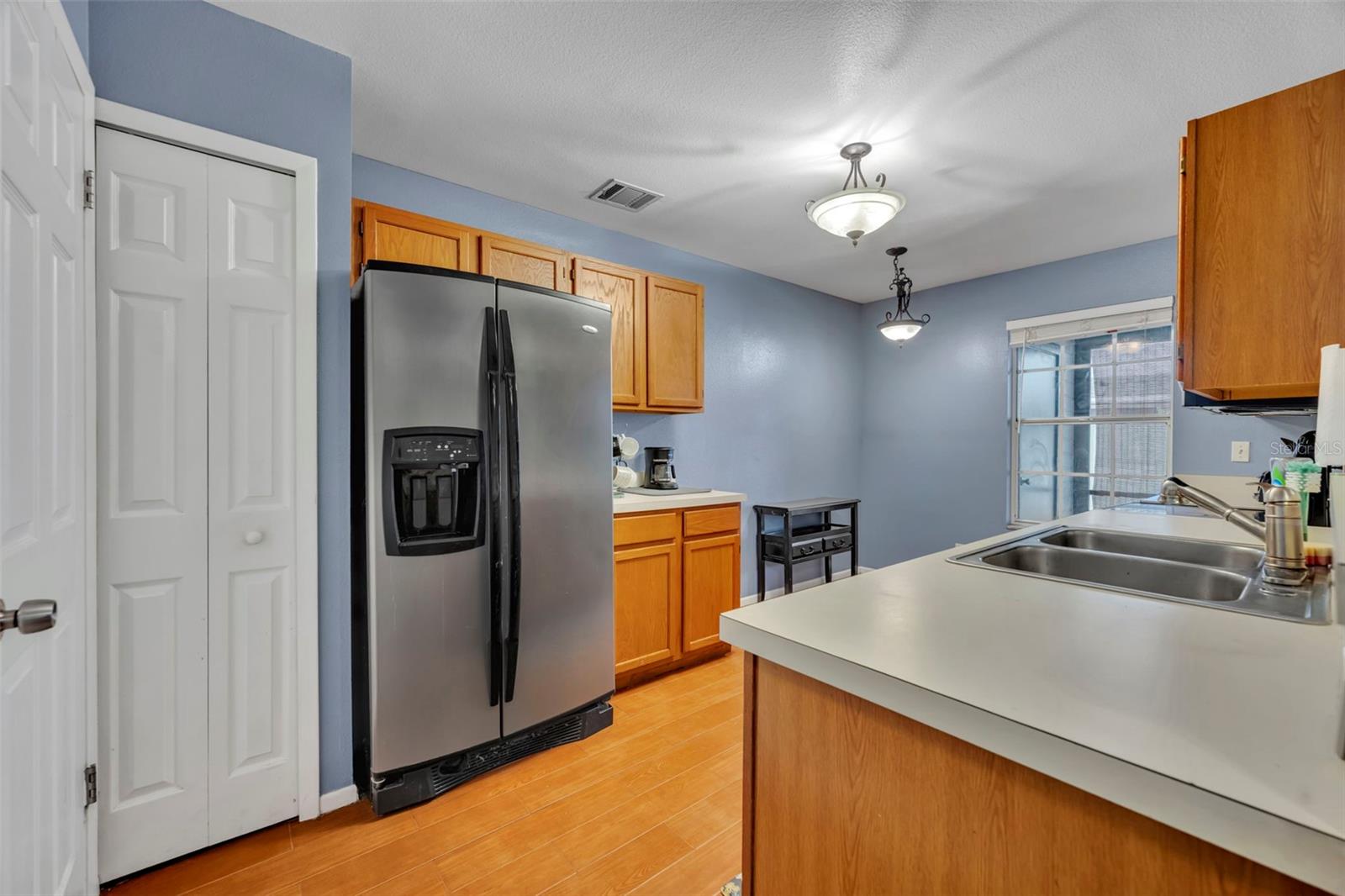 The large kitchen with the breakfast nook also looks onto the screened in back porch and the backyard. - 2810 CORNERSTONE CT, APOPKA
