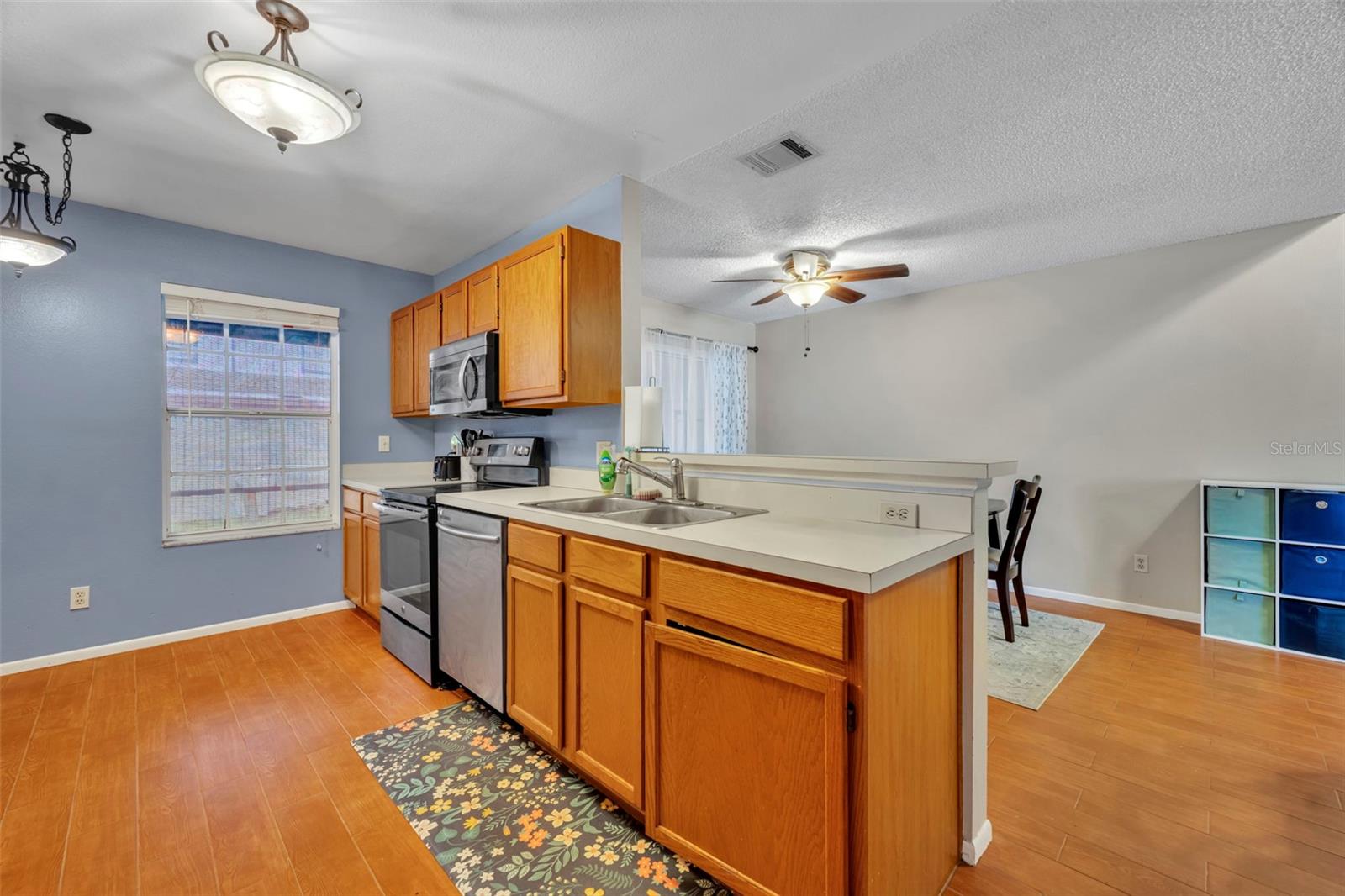 The kitchen/dining room is laid out for easy access. Note the stainless steel appliances - 2810 CORNERSTONE CT, APOPKA