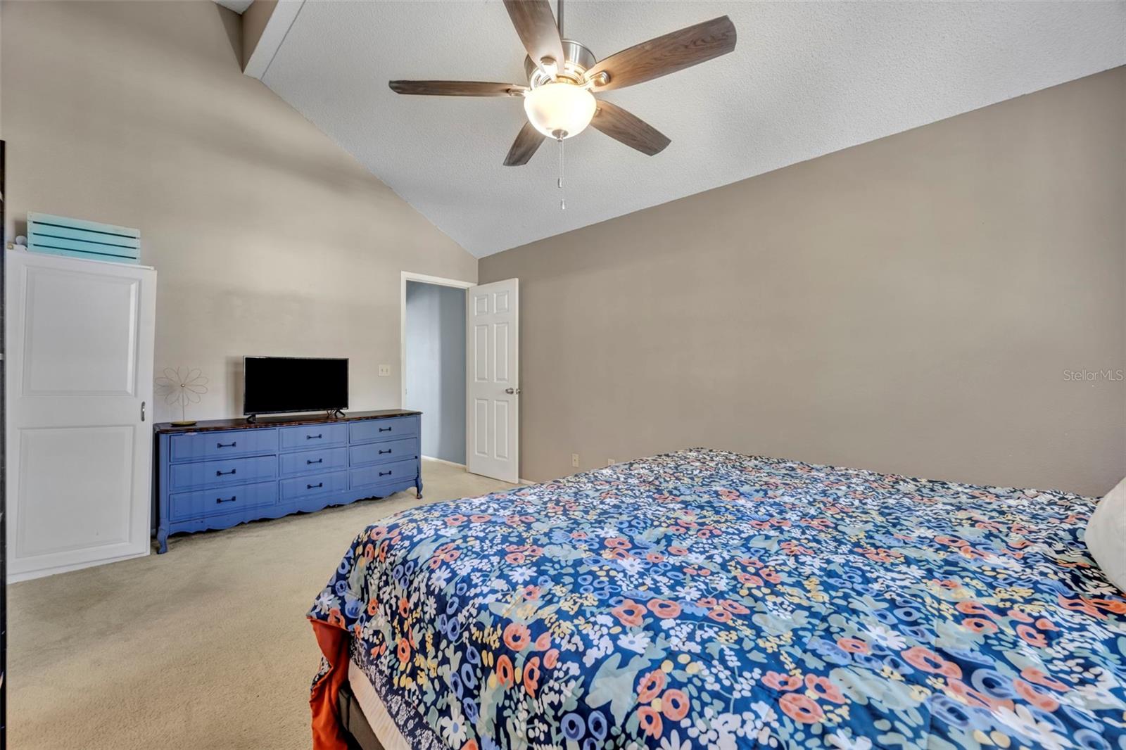 This primary bedroom is cool and calming with high ceilings. - 2810 CORNERSTONE CT, APOPKA