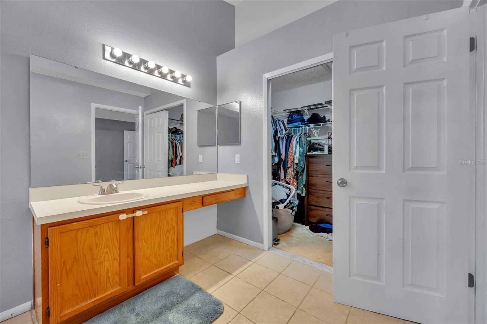 Plenty of cabinet space and an ample, 7'11" x 4'9" walk-in closet. - 2810 CORNERSTONE CT, APOPKA